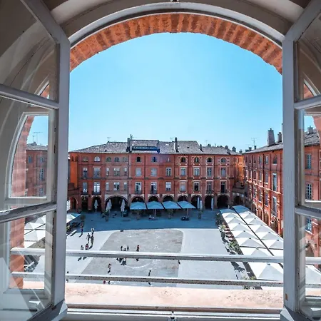 Une Pause Sur La Place Royale Montauban Buitenkant foto