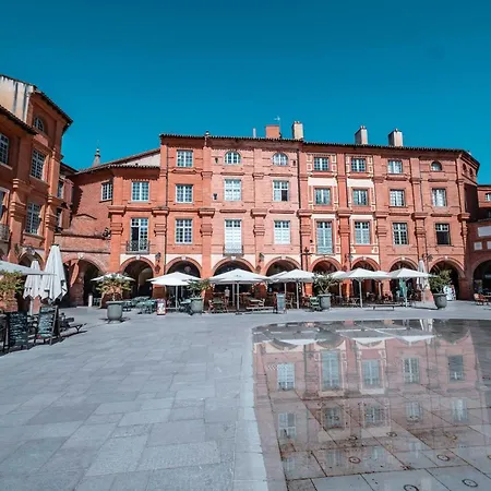 Une Pause Sur La Place Royale Montauban Buitenkant foto